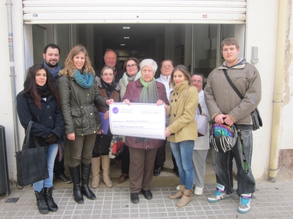 Los miembros de la Lanzadera Gandia entregan más de 1.000€ a Buñoleras sin Fronteras