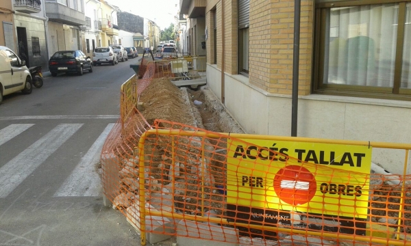 Almoines renueva las aceras del casco urbano