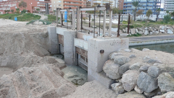 Tavernes de la Valldigna facilita el desagüe por el canal de defensa