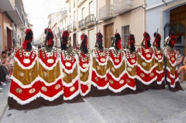 Daimús celebra los Moros y Cristianos con desfiles