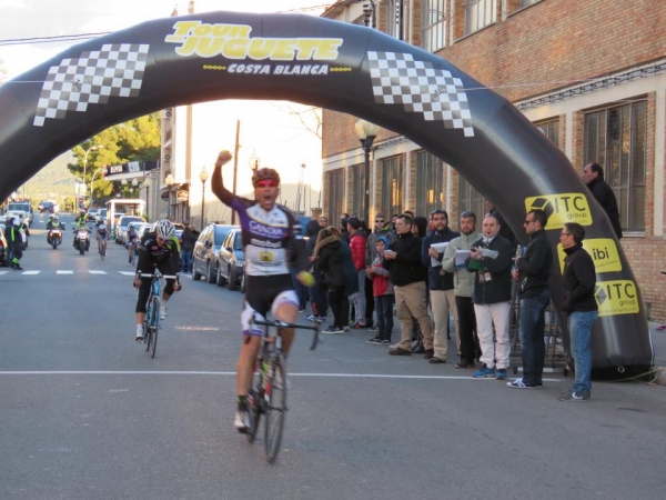 El equipo ciclista de Gandia mantiene el liderato del Vinalopó y la Marina