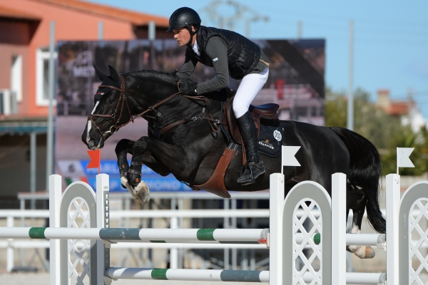 Oliva retoma la competición de hípica del MET con saltos de caballos jóvenes