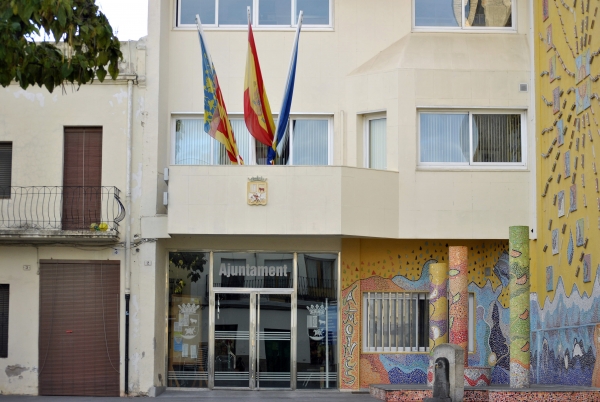 Almoines entrega ayudas para material escolar a sus estudiantes