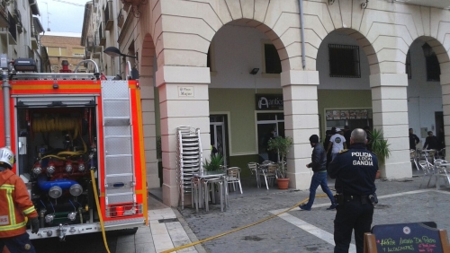 Incendio en los sótanos de la Pizzería Antica de Gandia