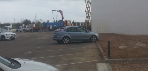 Las obras de adecuación y mejora del aparcamiento del Polideportivo de Oliva avanzan a buen ritmo