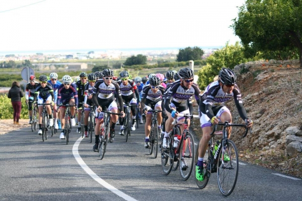El equipo ciclista de Gandia vuelve a ganar todo en el Vinalopó y la Marina