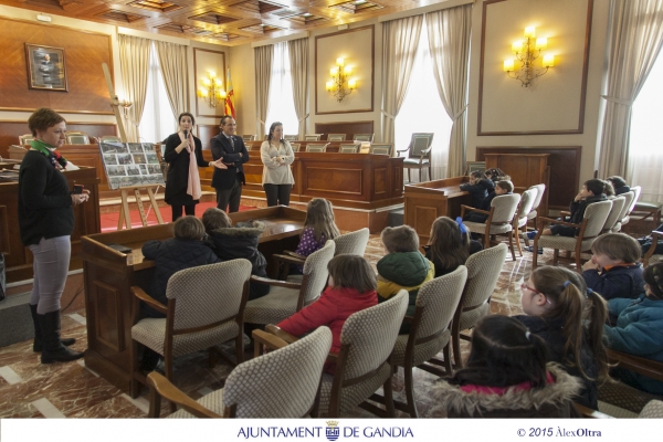 El Ayuntamiento de Gandia recibe la visita de escolares de la ciudad