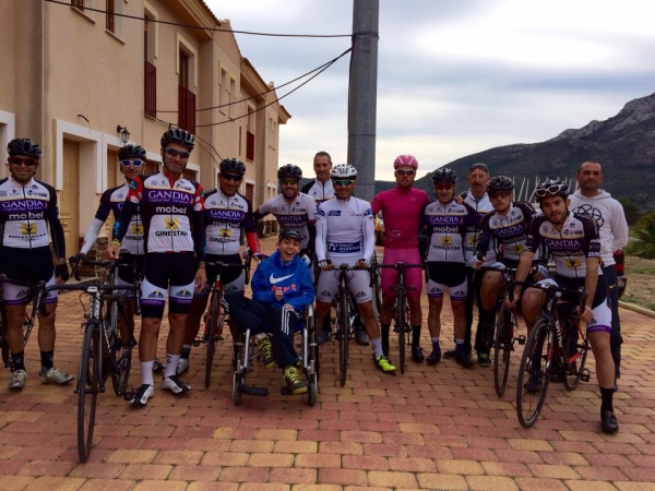 El equipo ciclista de Gandia se sitúa a una carrera de ganar el Vinalopó y la Marina