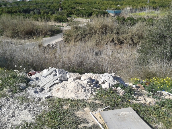 El Gobierno de Almoines y Compromís enfrentados por unos desechos aparecidos a la vera del río Serpis
