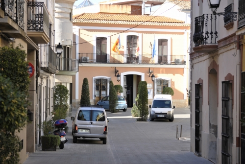 Villalonga muestra su oferta en plenas fallas de Valencia