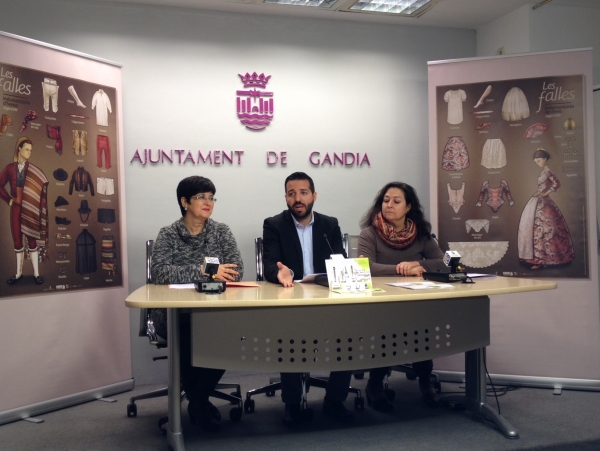 Gandia promocionará el valenciano en Fallas con carteles de indumentaria tradicional