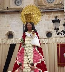 La ofrenda a la Virgen de los Desamparados sigue adelante en Gandia