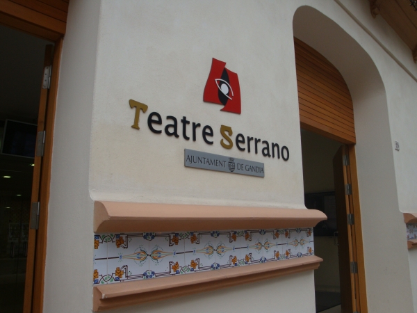 El Teatro Serrano de Gandia prepara sesiones de cine y teatro en familia