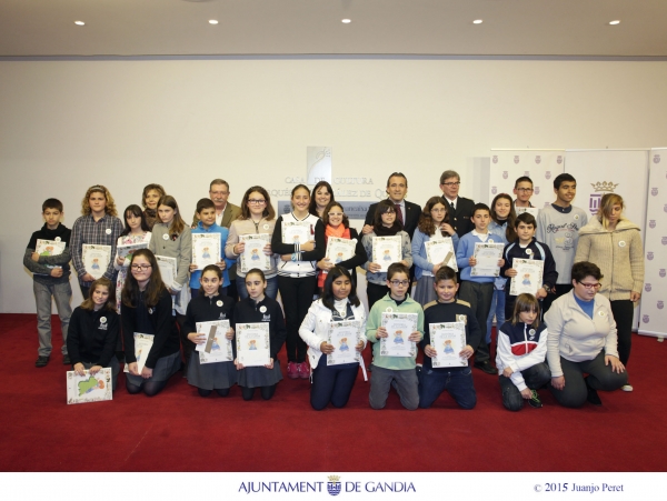 Los niños de Gandia dibujan al cuerpo de la Policía Local gandiense
