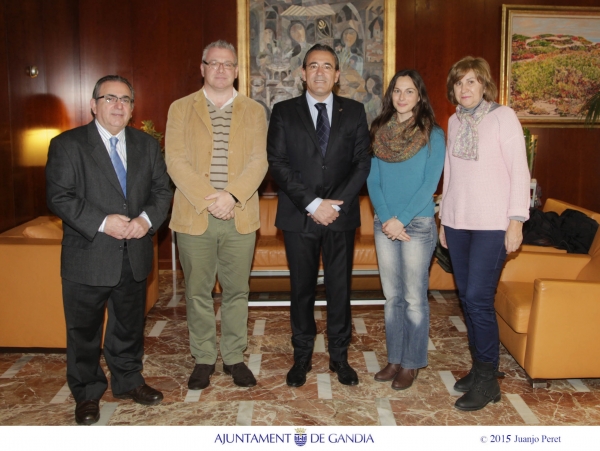 El Alcalde de Gandia, Arturo Torró, recibe a miembros de la UAM San Francisco de Borja