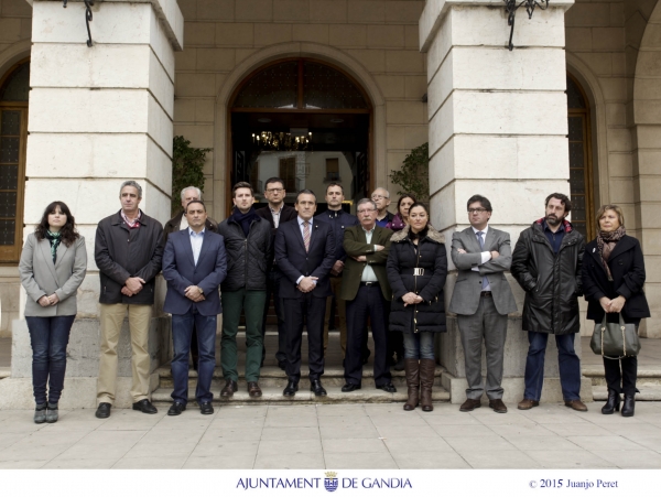 Gandia realiza un emotivo minuto de silencio en memoria de los fallecidos en el accidente aéreo en los Alpes