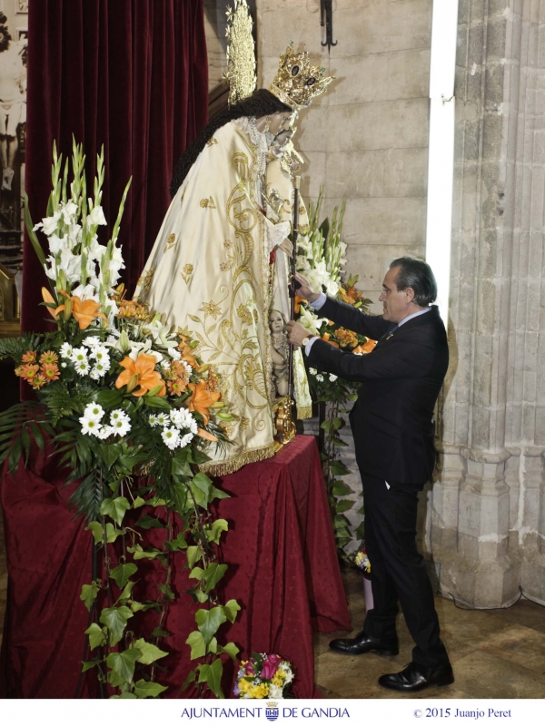 Arturo Torró, Alcalde de Gandia, entrega la Vara de Mando a la Virgen de los Desamparados