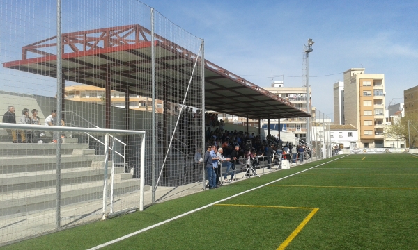 El campo de fútbol Fort Llopis del Grao de Gandia ya tiene la cubierta de las gradas que lleva el nombre de Domingo Ibiza