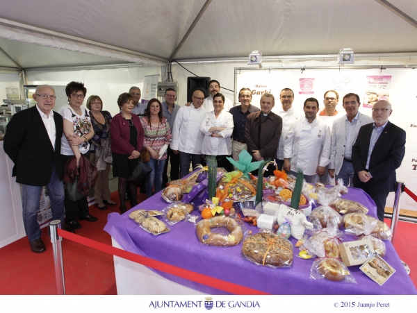 El gobierno de Gandia inaugura la Muestra Artesanal de 'Mones i Panous' de Semana Santa