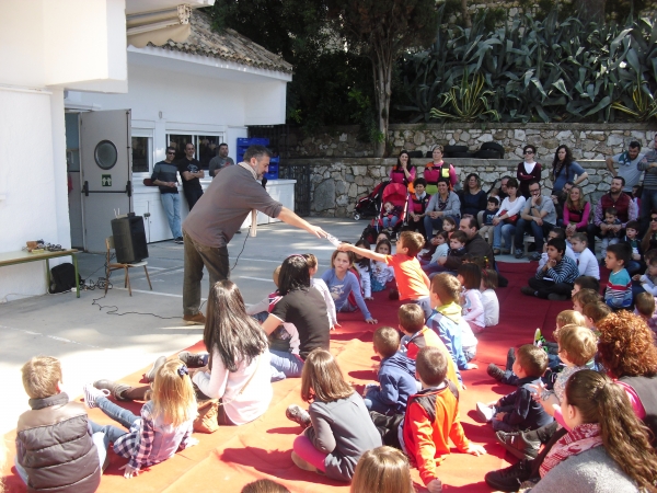 Los alumnos de la escuela El Caragol de Oliva disfrutan de una jornada de cuentos