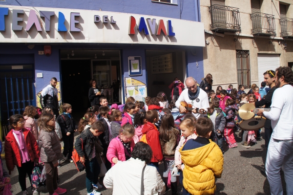 Más de 1.500 niños visitan el teatro del Raval de Gandia