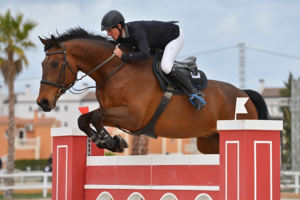 La amazona suiza Simone Wettstein, vence en la Gold4 del MET de Oliva