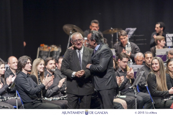 Gandia entrega el escudo de Oro a Miguel Vercher