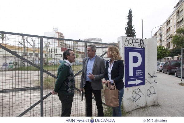 El solar junto al IES Ausiàs March de Gandia se habilita como parking gratuito 