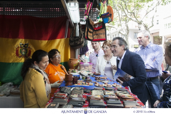 El Alcalde Arturo Torró visita la Feria Intercultural de Gandia