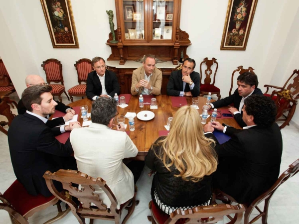 Fabra se compromete a mantener la actividad comercial en el barrio de Gandia Roís de Corella