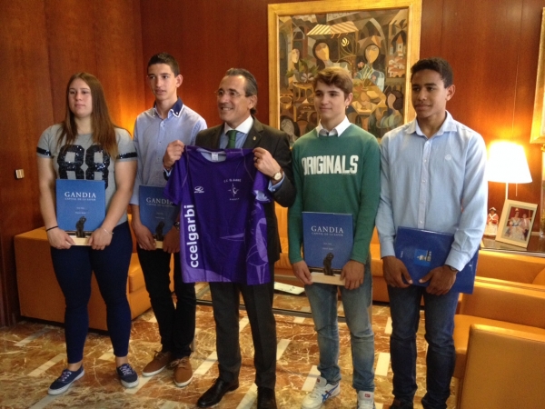 El Alcalde de Gandia, Arturo Torró, recibe a los campeones de España de atletismo