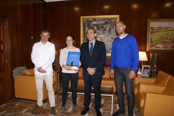 El Alcalde de Gandia, Arturo Torró, recibe a Marta García, tercera en el Master Series de Karting 