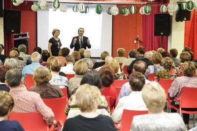 El alcalde de Gandia, Arturo Torró, se reúne con los usuarios del Centro de Convivencia para Mayores de Roís de Corella