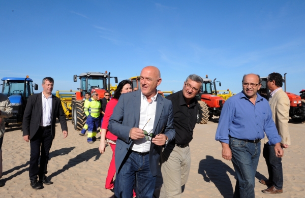 La playa de Bellreguard acoge la presentación de la campaña de mantenimiento de costas de la Diputación de Valencia