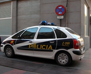 Un conductor empotra su coche contra una sucursal bancaria en Gandia
