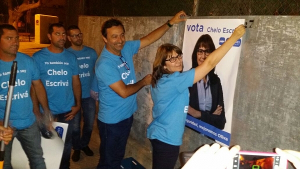 Chelo Escrivá, candidata popular a la Alcaldía de Oliva, arranca la campaña con la primera pegada de carteles