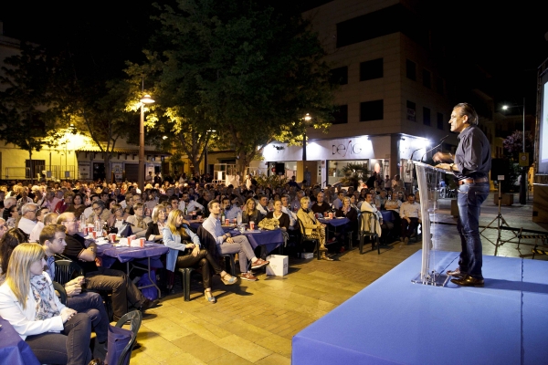 Más de 900 personas arropan a Arturo Torró en el inicio de la campaña electoral en Gandia