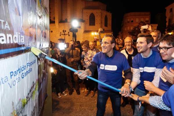 La pegada de carteles en Gandia da el pistoletazo de inicio a la campaña electoral