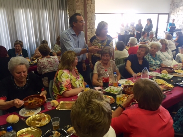 Las Amas de Casa de Marxuquera reciben la visita del candidato a la alcaldía de Gandia, Arturo Torró