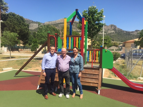 Arturo Torró, candidato a la alcaldía del PP de Gandia, visita la zona de juegos de Marxuquera