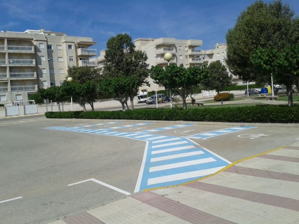 Daimús crea plazas de aparcamiento para minusválidos y mejora los accesos a la playa