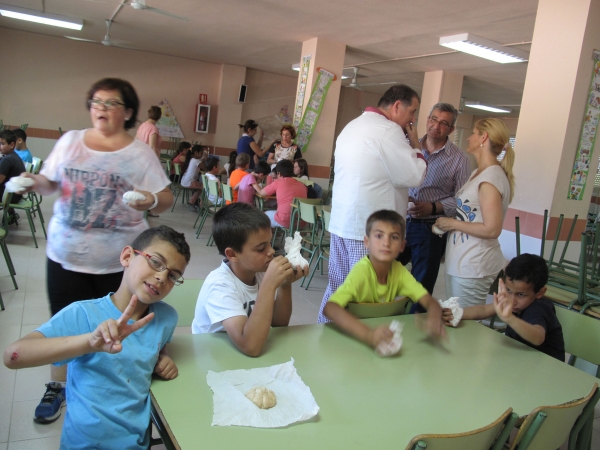 300 escolares de Bellreguard fabrican pan artesanal y aprenden a distinguirlo del industrial
