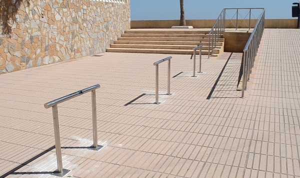 Miramar instala aparcabicis en los accesos peatonales de la playa