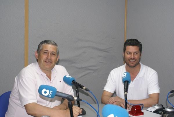 Los representantes políticos de Tavernes de la Valldigna debaten sobre urbanismo en Onda Naranja Cope