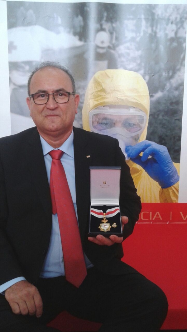 El voluntario de Cruz Roja Gandia Toni Martí es condecorado por SM la Reina