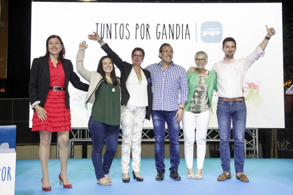 El Partido Popular de Gandia celebra una cena mitin en la plaza del Jardinet de Corea