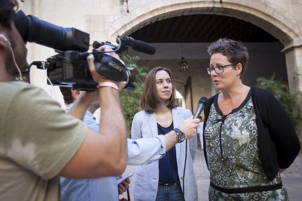 La candidata del PSOE en Gandia Diana Morant recibe a María José Mira, la número 1 de la lista del PSOE por Valencia