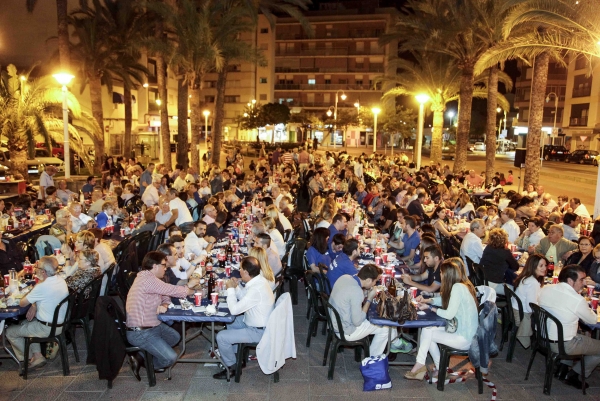 El PP de Gandia celebra una cena mitin en la Plaza de la Marina del Grao
