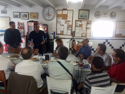 El candidato del PP de Gandia Arturo Torró, se reúne con el club de pesca de la ciudad
