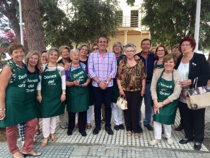Arturo Torró, candidato del PP de Gandia, se une a la celebración del Día de la Yaya